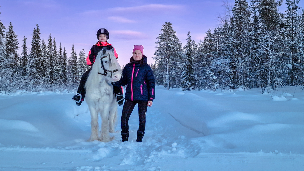 Sofia Isaksson Fors och dottern Alice med hästen Aaron. Förra vintern var det nära att Alice och Aaron kolliderade med en skidåkare som korsade ridspåret i full fart med sina två hundar. "Det kändes som att han kom åkande i 110 kilometer i timmen och passerade precis framför hästens hovar", berättar Sofia. 