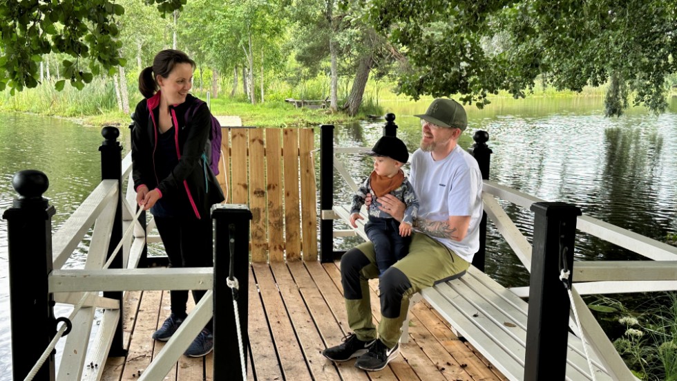 Linfärjan i Österbybruk testas av Martina Pasanen, Johan Ericsson och sonen Oliver 1,5 år från Örbyhus. Den kan ta familjen över till Kärleksudden.