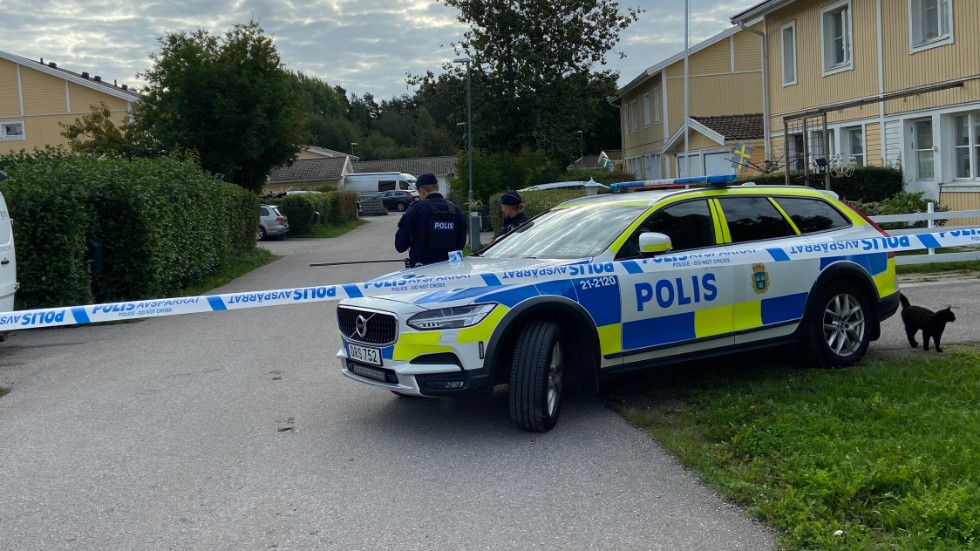 Avspärrat i radhusområdet efter larm om ett misstänkt farligt föremål. 