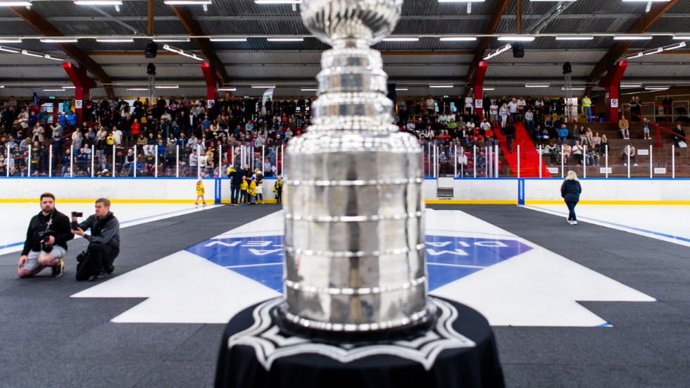 Runt 1 600 personer var på plats när William Karlsson visade upp Stanley Cup-pokalen i Pinbackshallen i Märsta.