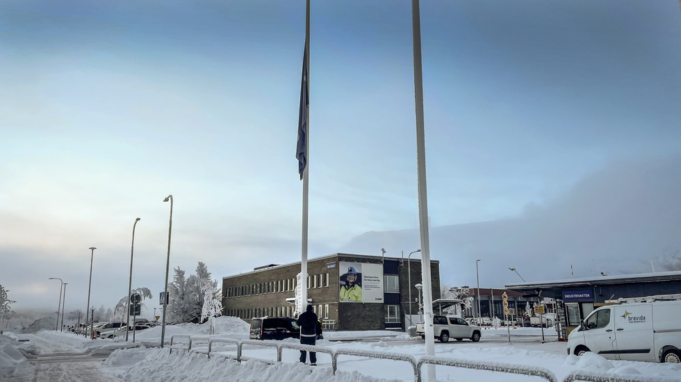Flaggorna hissades på halvstång på LKAB i Kiruna efter den tragiska dödsolyckan.