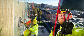 Fönsterputsning på hög höjd – nu blir Sara skinande ren