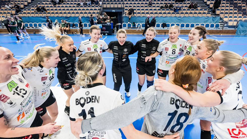 Glada miner i Boden lägret efter segern i toppmötet borta mot Helsingborg med 27-23.