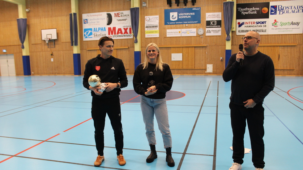 Robin Lundahl och Alicia Strand, som tog emot lagkamraten Filippa Karlbergs pris 2023. 