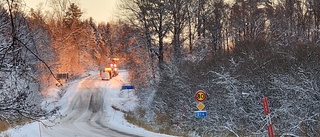 Traktor välte ned i diket