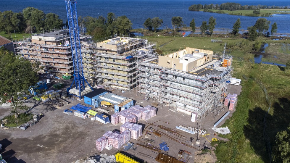 Arbetet med HSB:s tre nya hus i Vadstena går framåt. Husen byggs nästan i samma takt, men man har kommit lite längre med det första, längst till vänster (som ligger bredvid Vätterngården). Där har man till exempel börjat att mura fasaden. 
