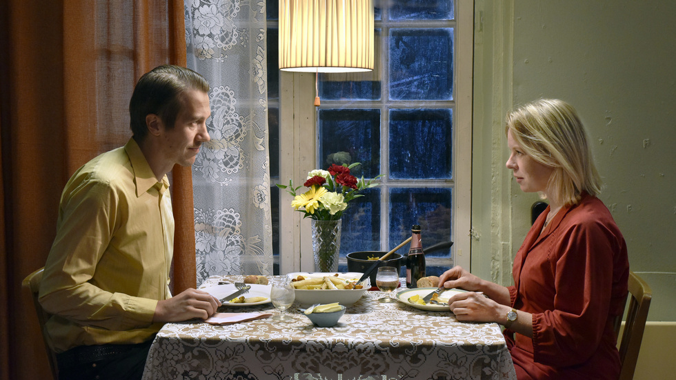 Holappa (Jussi Vatanen) och Ansa (Alma Pöysti) i Aki Kaurismäkis "Höstlöv som faller". Pressbild.