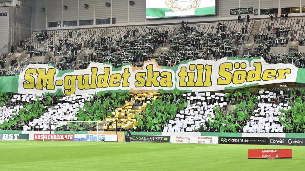 Tifot "SM-guldet ska till söder" på Hammarbys läktare inför söndagens damallsvenska match mot Häcken.