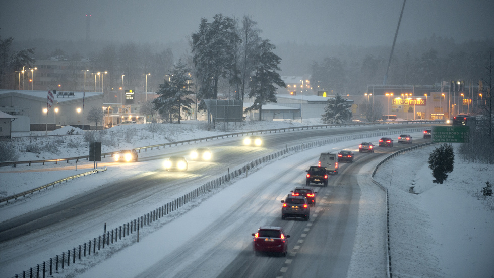 "Svenska folket förtjänar en pålitlig och säker infrastruktur där ansvariga myndigheter lever upp till sina löften och säkerställer att våra vägar är trygga att färdas på, oavsett årstid", skriver SD-politikerna.