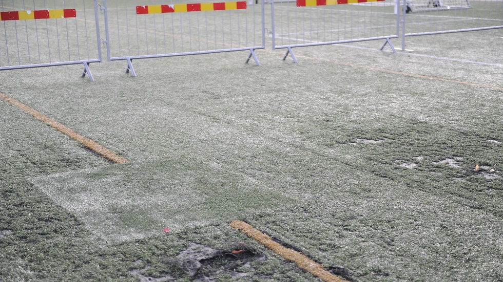 En fjärdedel av konstgräsplan B på Rosvalla kan inte användas på grund av att underlaget är sönderslitet.