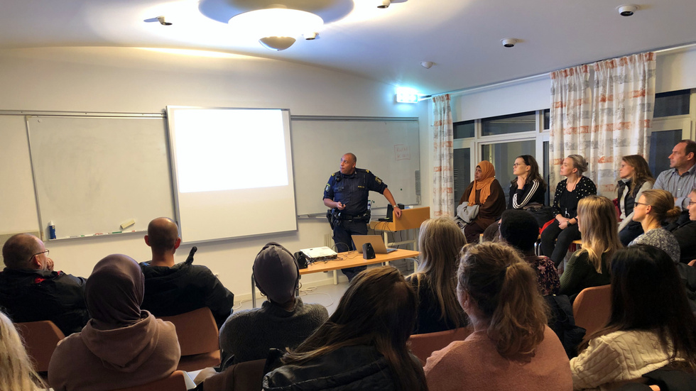 Uppemot 50 föräldrar närvarade på Enköping kommuns trygghetsmöte som skulle rusta dem för livet som tonårsföräldrar och de risker deras barn kan möta i samhället. Kommunens plan är att mötena ska bli en årlig företeelse 
