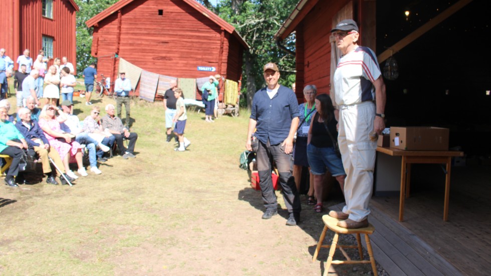 Prick klockan 15 var det dags för Lasse Oskarsson att dra igång auktionen.
