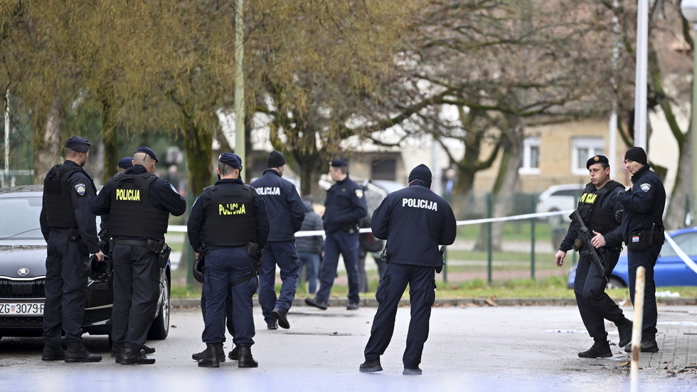 Polisen säkrar skolan i Zagreb, Kroatien, där en dödlig skolattack inträffat.