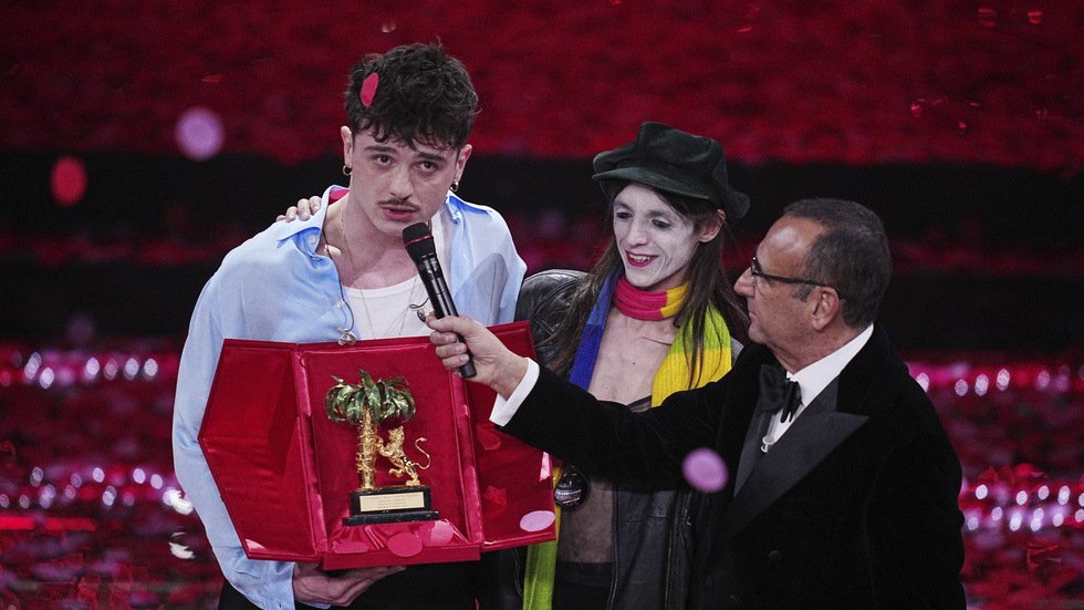 Olly vinner den 75:e upplagan av Sanremo-festivalen. Till höger om honom tvåan Lucio Corsi, som får representera Italien i ESC.