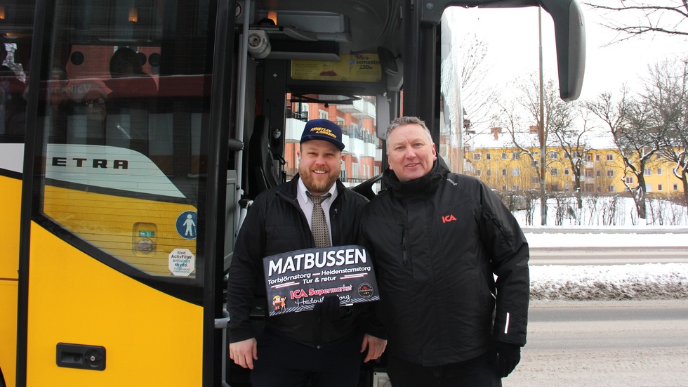 Chauffören Chris Larsson och Ica-handlaren Jari Aalto var med på premiärturen för bussarna mellan Tunabackar och Ica på Heidenstams torg.