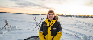 Henrik guidar grupper som badar isvak i Luleå