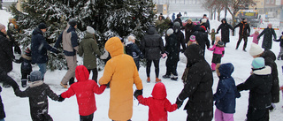 Hundratals dansade ut julen i Vimmerby – trots snö och kyla