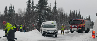 Krock mellan personbil med släp och lastbil på E10