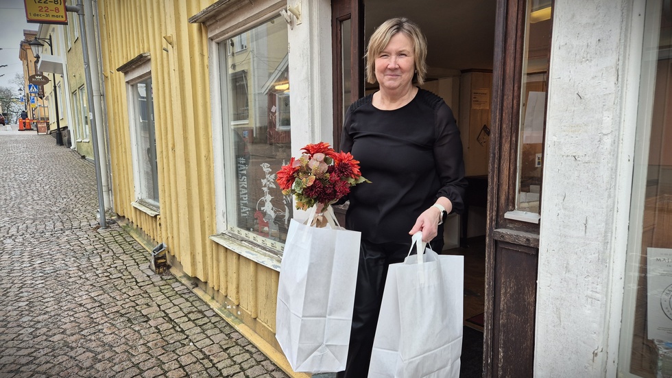Lena Johansson håller på att tömma sin butik Fina Paket för att flytta delar av sortimentet till Tempo. "Resten har jag hemma".