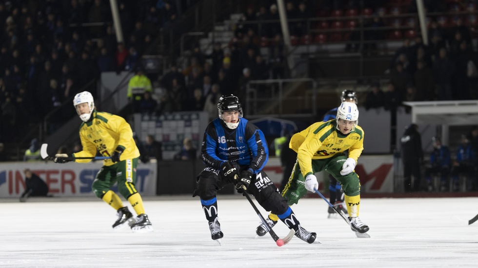 Alexander Karlgren på väg mot straffområdet. Han gjorde ett av Sirius fyra mål under den första halvleken mot Ljusdal.