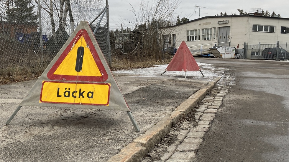 Det är just nu en vattenläcka i Skjulsta industriområde.