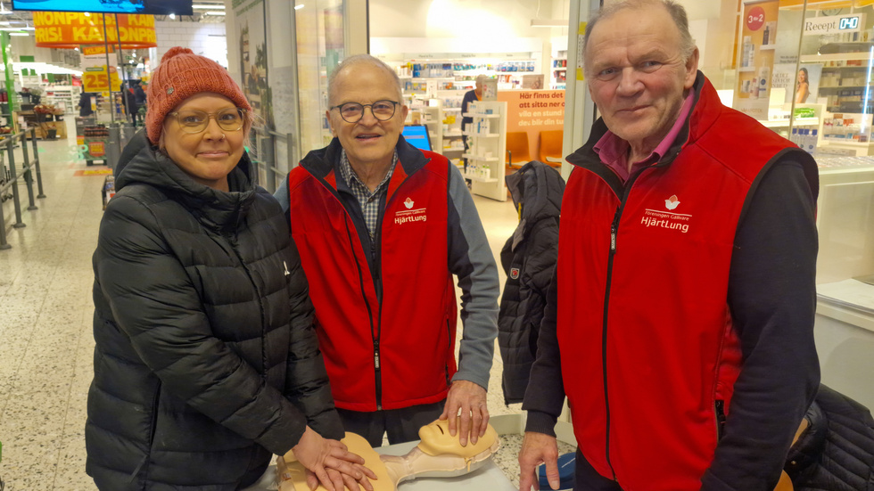 Bengt Strand och Sune Lantto från Riksförbundet Hjärtlung visar Ida Arlastig hur man genomför hjärt- och lungräddning på rätt sätt. 