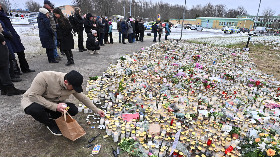 Blomsterhavet växer på minnesplatsen utanför Risbergska skolan i Örebro efter skolskjutningen där 11 människor miste sina liv.
Foto: Claudio Bresciani / TT / Kod 10090