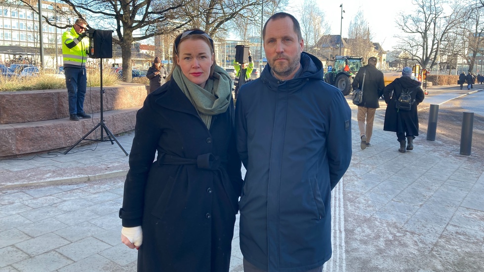 Kommunalråden Therez Almerfors (M) och Erik Pelling (S) var bland de som samlades vid Stadshuset för en tyst minut.