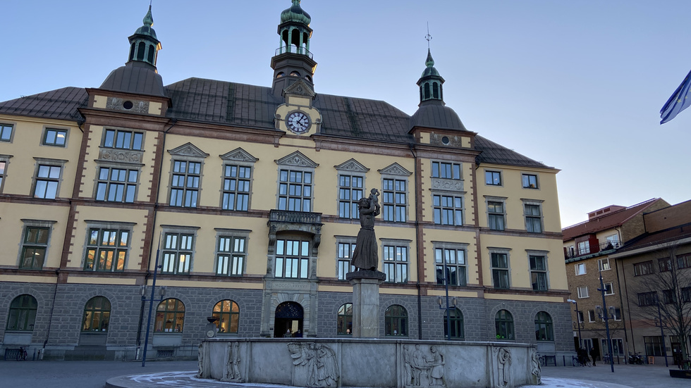 Eskilstuna kommun har betalat ut ett avgångsvederlag till den dömda chefen som nu lämnat sin tjänst.