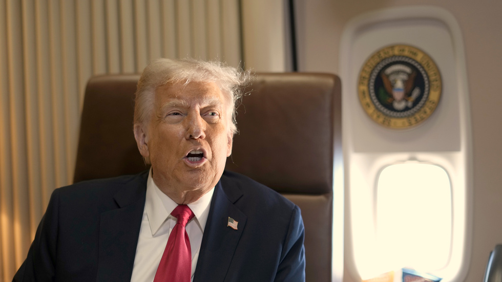 När grundläggande värderingar och sanningar blir relativa tappar vi fotfästet, skriver "PeO". På bilden Donald Trump, som gärna slirar på sanningen i olika sammanhang.