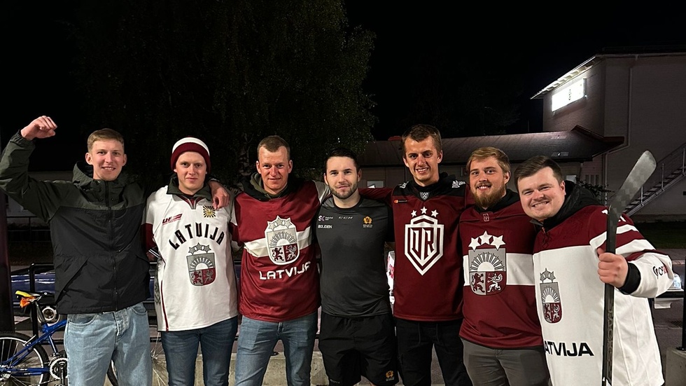 Martins Dzierkals och de sex lettiska supportrarna tillsammans på bild efter matchen.