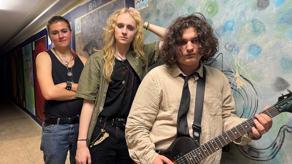 16-åringarna Peter Lampa, Leo Krantz och Erion Kamisi spelar i bandet Insomniacs. De hoppas att deras andra hem, musikhuset Inferno, får leva kvar. 
