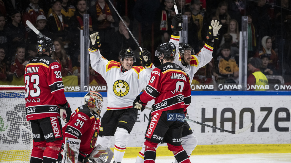 241019 Brynäs Jakob Silfverberg jublar efter 0-3 av Victor Söderström under ishockeymatchen i SHL mellan Luleå och Brynäs den 19 oktober 2024 i Luleå. 
Foto: Simon Eliasson / BILDBYRÅN / COP 159 / SE0263