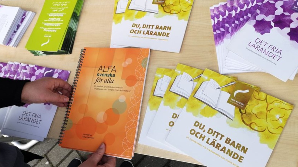 Delar av Ibn Rushds studiematerial har fått anmärkningar vid de granskningar som gjorts av det muslimska studieförbundet.