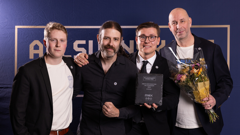 Sirius Melker Gunillasson, Affe Piran, Linus Wallen och Joakim Lundberg tar emot priset för årets bortasektion under allsvenskans stora pris.