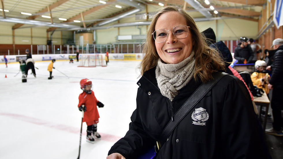 Jessica Göthberg är i praktiken ansvarig för Almtunas flick- och damverksamhet, som har växt den senaste tiden. Här är Göthberg på hockeyskolan i en av Gränbyhallarna.