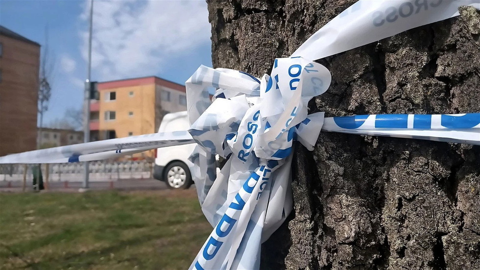 Bild på polisens avspärrningsband dagen då mordet skett.