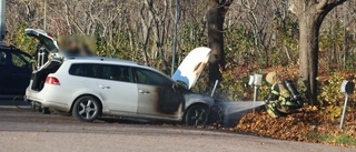 Bil började brinna på parkering i Uppsala