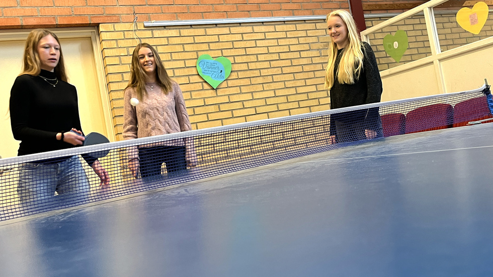 Tyra Tjernberg, Saga Ekeflod och Smilla Edström i 9C gillar att spela pingis på rasterna.