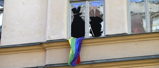 Polisinsats på ambassad – prideflaggan sattes upp