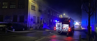 Brand med kraftig rökutveckling i industribyggnad