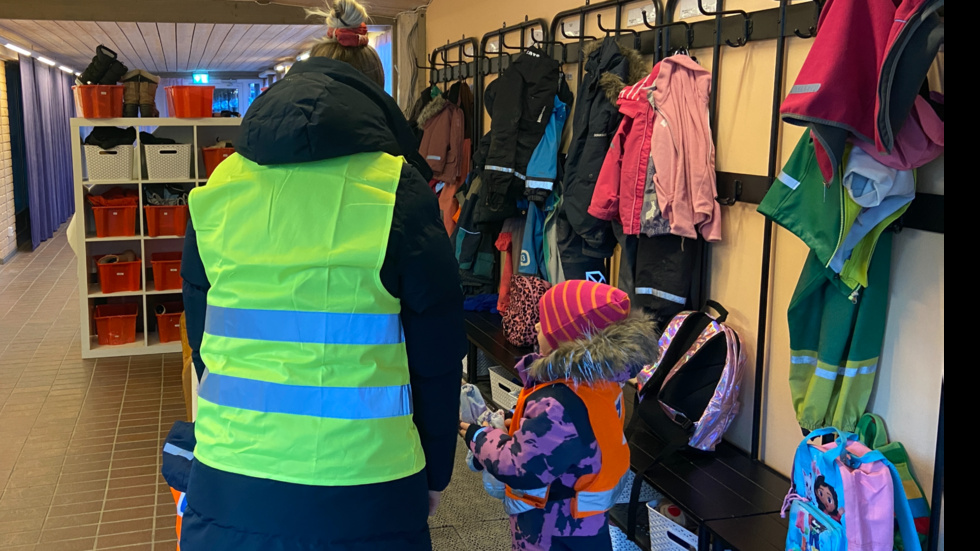 Över hundra barn i Motala är inte inskrivna i någon förskola. Det kan utifrån individuella förutsättningar finnas begripliga skäl bakom några av de saknade placeringarna, men det gäller långt ifrån för alla.