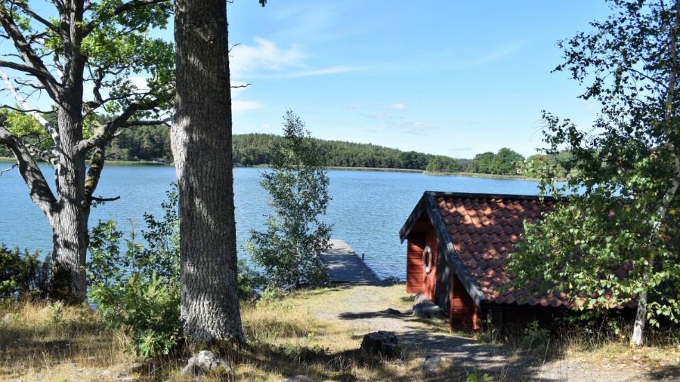 Gryts hembygdsgård gränsar till Gamlebofjärden som gett namn åt reservatet.