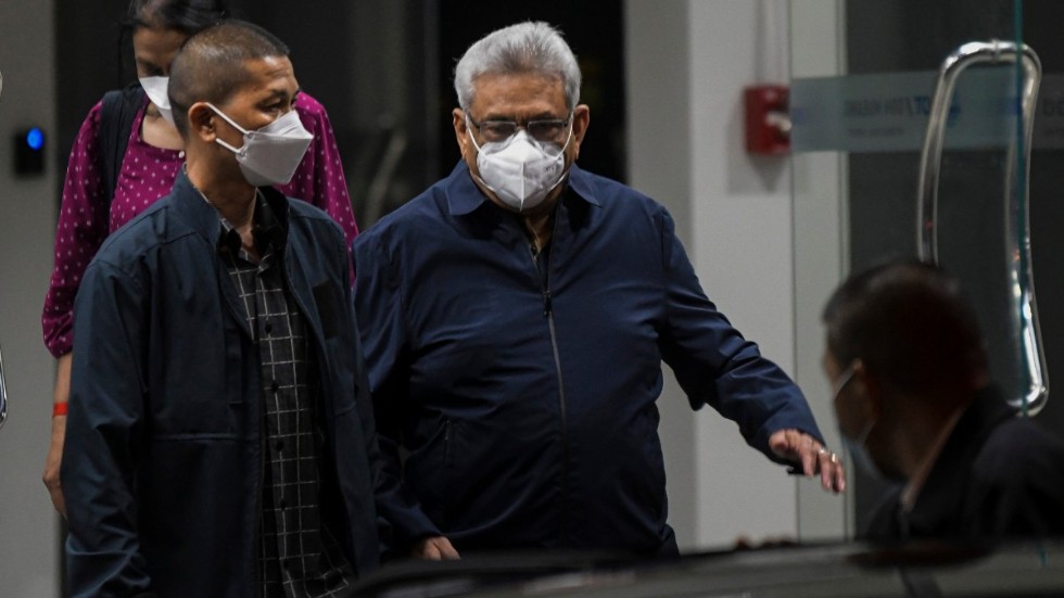Sri Lankas tidigare president Gotabaya Rajapaksa, i mitten, medan han befann sig i exil i Thailand. Nu har han återvänt till sitt hemland. Arkivbild.