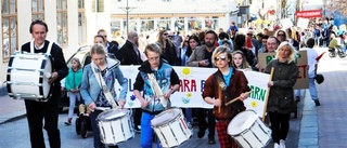 Protest mot skolbesparingar lockade hundratals