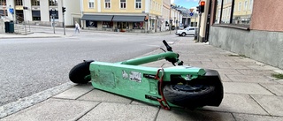 Det ligger ju elsparkcyklar överallt i Strängnäs