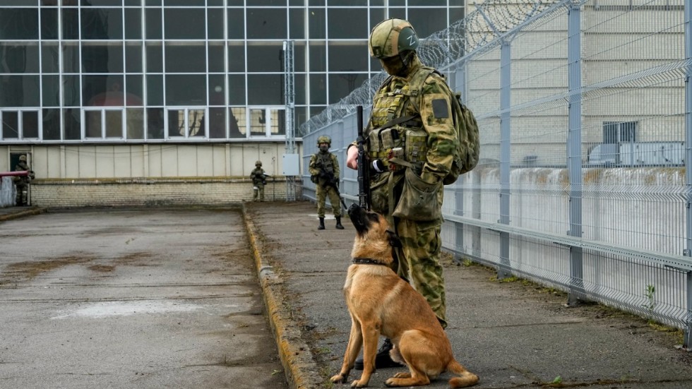 Rysk soldat vid ett energiverk i Cherson. Bilden är från i maj. Arkivbild.