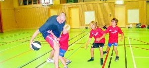 Basketskolan fick besök 
av idoler att se upp till