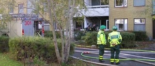 Äldre kvinna rökskadad i brand