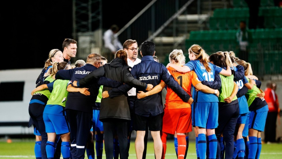 Eskilstuna United efter en match mot Hammarby 2021. Klubben dras med ekonomiska problem och måste få in miljonbelopp för att klara elitlicensen inför säsongen 2023.